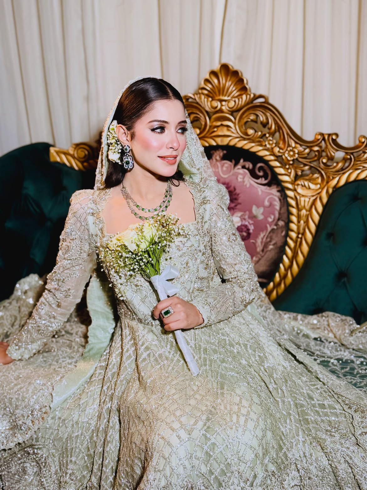 ELEGANT BRIDAL GOWN